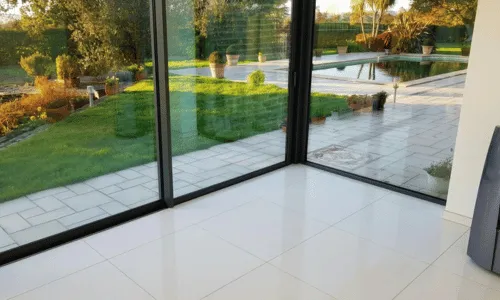Terrasse en carrelage à Bains-sur-Ouste (35600)